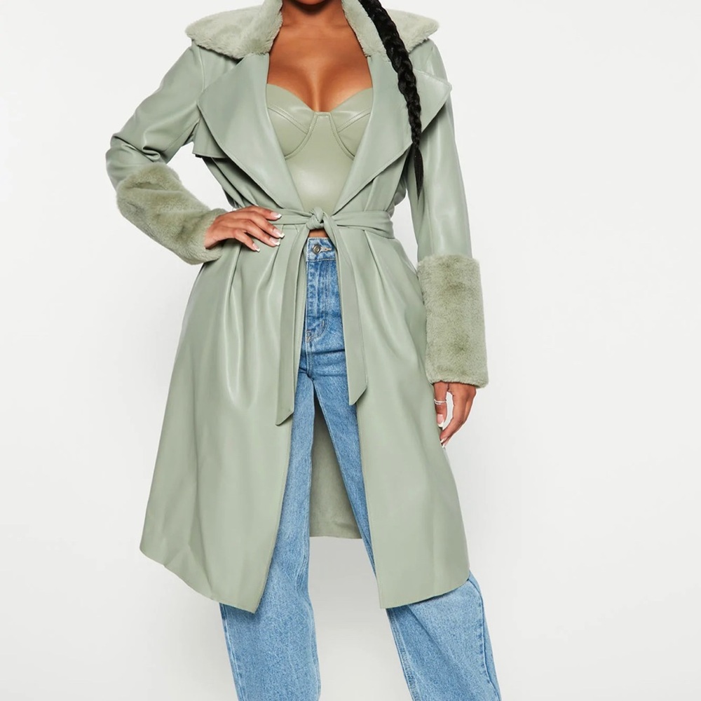 Trench coat with fur